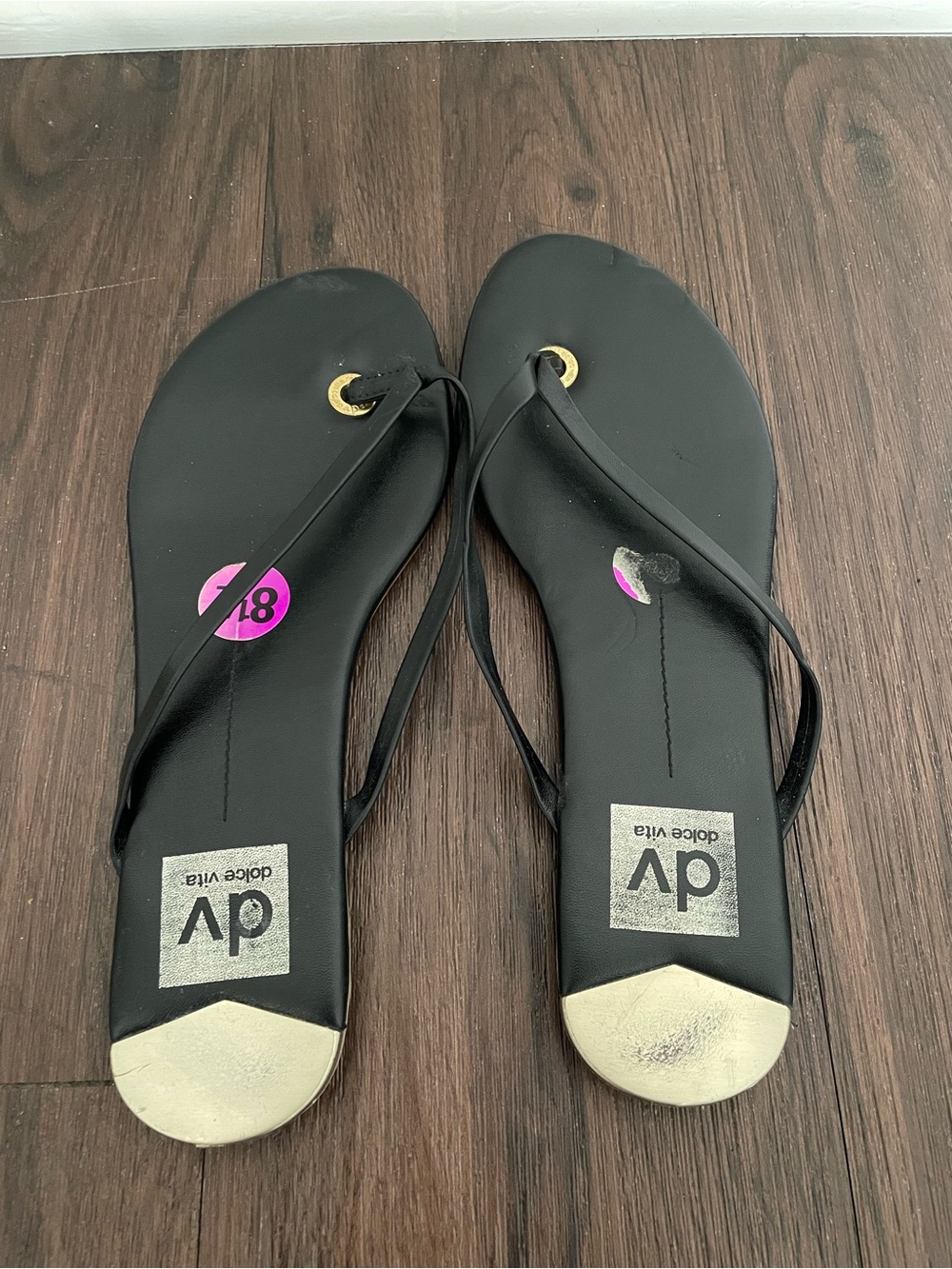 Dolce Vita flip flops women’s size 8.5. DV black and gold flip flop sandals.
